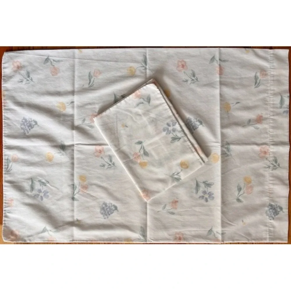 Vintage pair of pillowcases cottagecore floral Springs